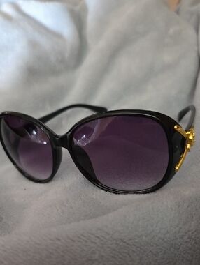Women’s Black Sunglasses with Purple Gradient Lenses